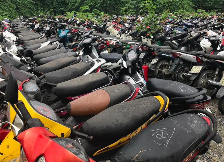 Hàng nghìn xe máy được tạm giữ tại bãi xe tang vật trên địa bàn.