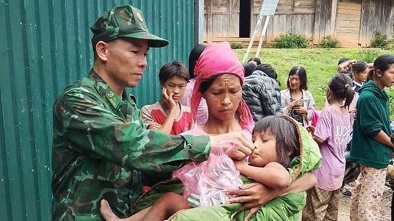 Tìm thấy bé gái đi lạc 2 ngày trong rừng sâu