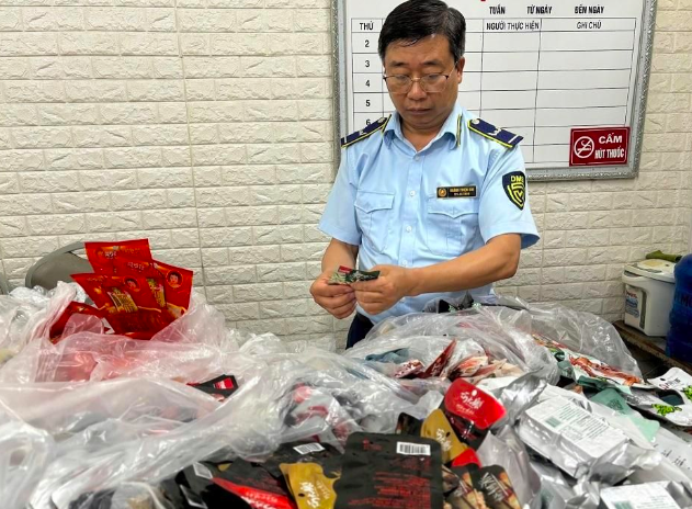 Thu giữ khối lượng lớn đồ ăn trẻ em không rõ nguồn gốc Thu giữ khối lượng lớn đồ ăn trẻ em không rõ nguồn gốc