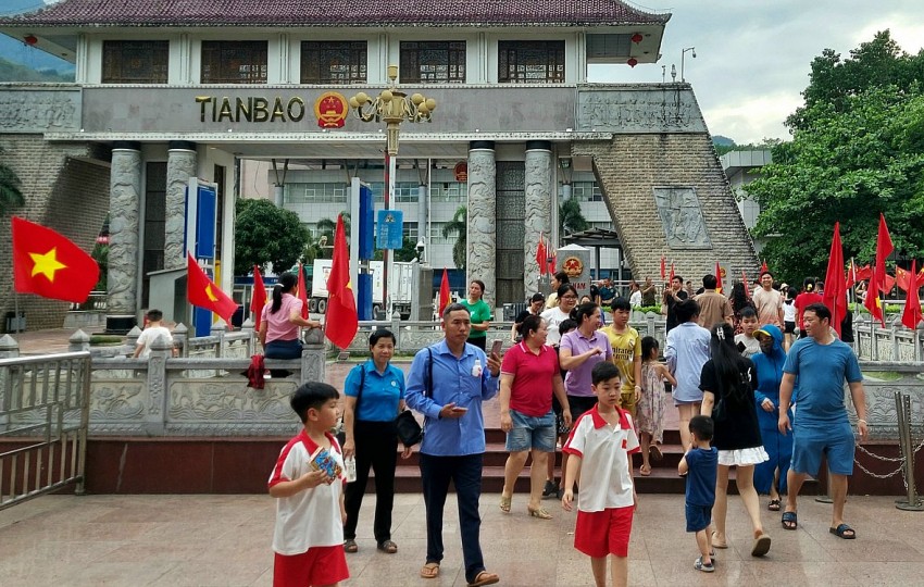 Cửa khẩu Quốc tế Thanh Thủy tấp nập dịp nghỉ lễ