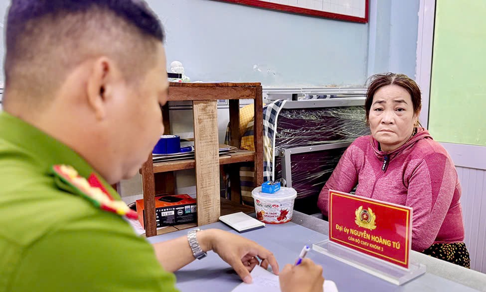 An Giang: Bắt người phụ nữ vờ mua vàng rồi trộm 5 chiếc vòng vàng