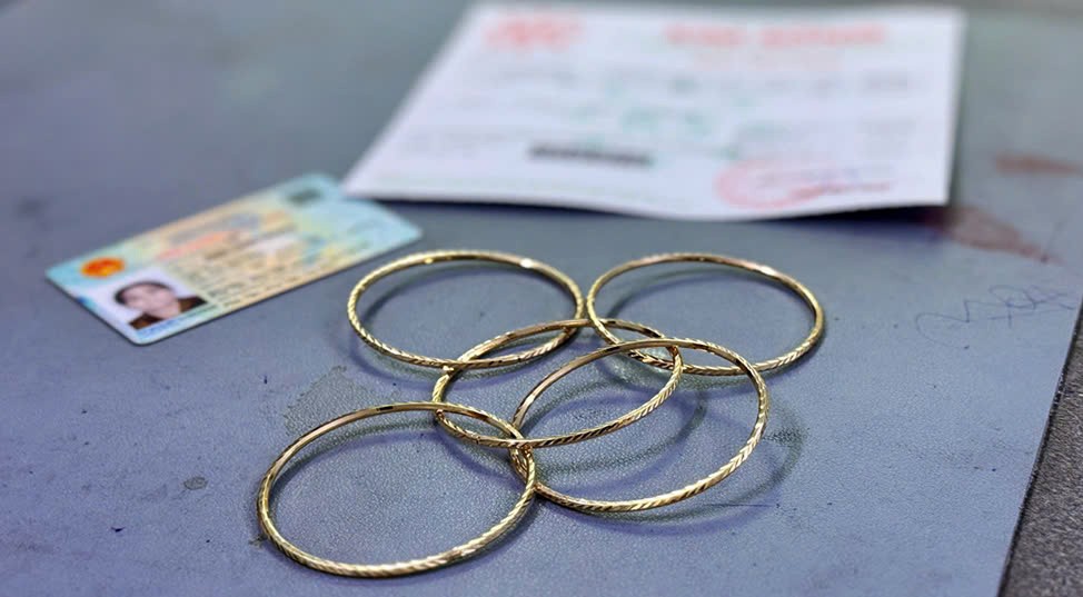 An Giang: Bắt người phụ nữ vờ mua vàng rồi trộm 5 chiếc vòng vàng