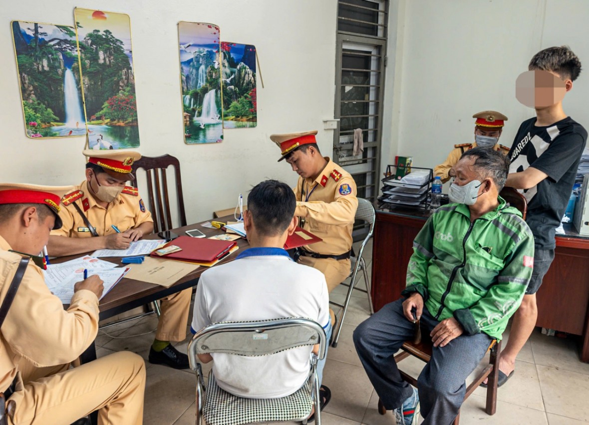 Hàng loạt trường hợp lái xe máy tới trụ sở Đội CSGT đường bộ số 6 để xử lý vi phạm phạt nguội