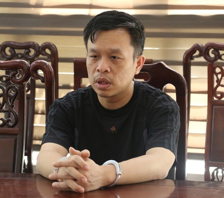 Đối tượng Hoàng Tứ Trạch tại cơ quan CSĐT - Ảnh Công an Nghệ An.