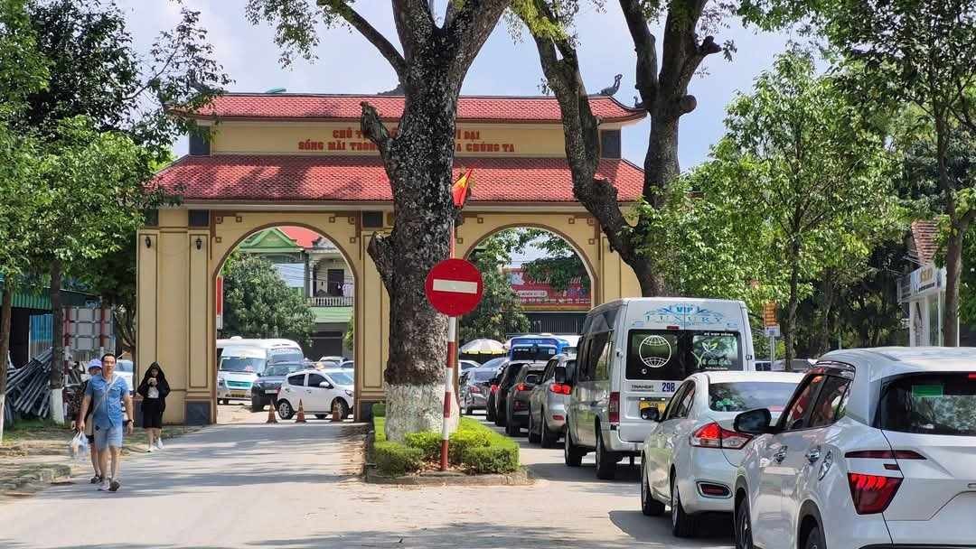 Du khách thập phương về với quê Bác.