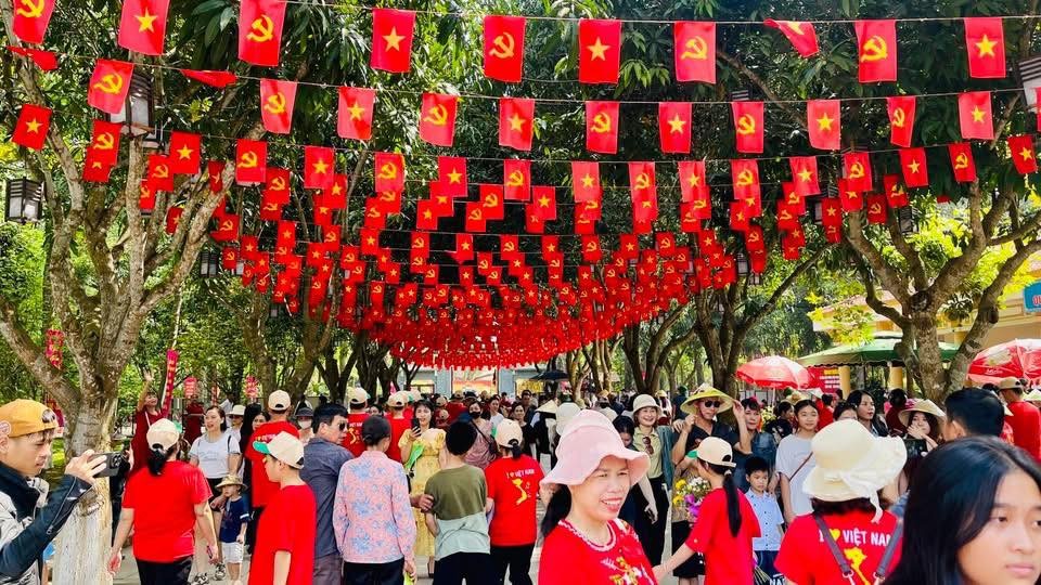 Doanh thu du lịch của tỉnh Nghệ An ước đạt gần 2.000 nghìn tỷ đồng trong dịp nghỉ lễ.