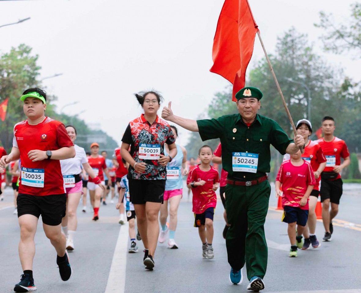 Cờ đỏ sao vàng tung bay trên đường chạy 