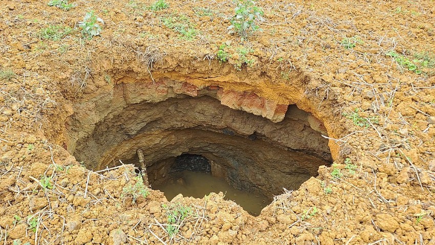 Một thôn ở Bắc Kạn liên tục xuất hiện nhiều hố sụt kỳ lạ