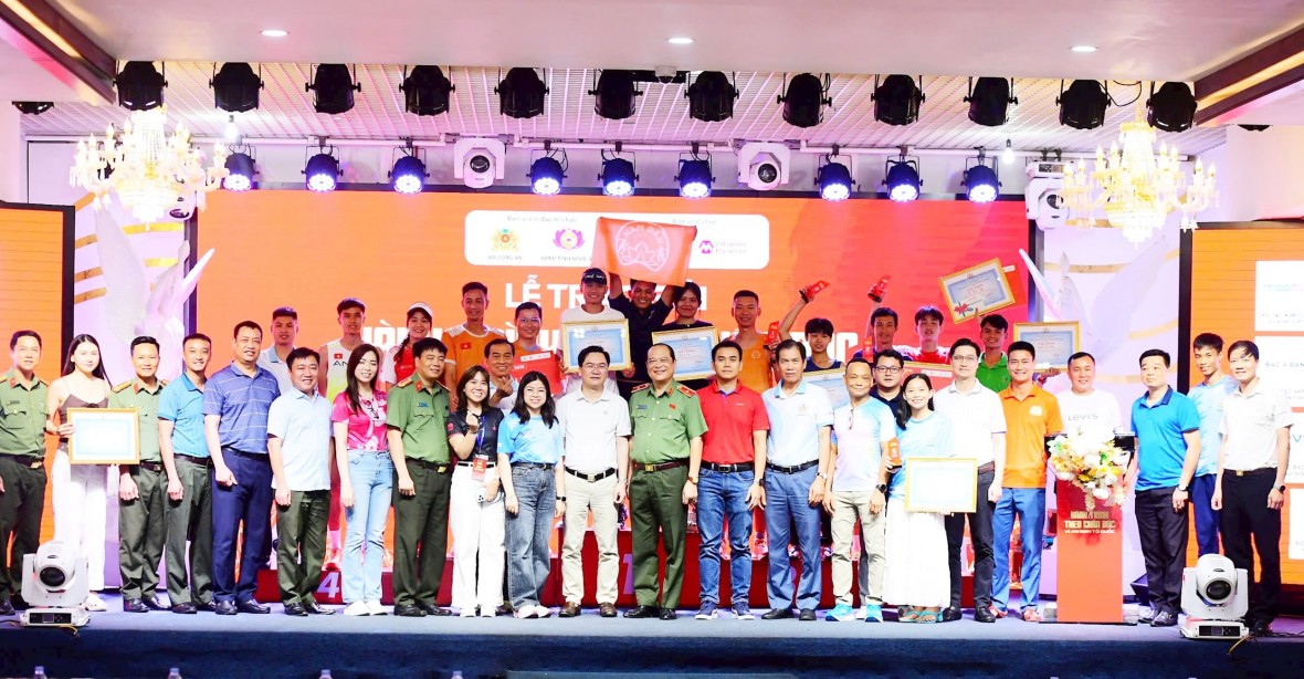 Trao giải cho các vận động viên đạt thành tích cao - Ảnh BTC cung cấp.