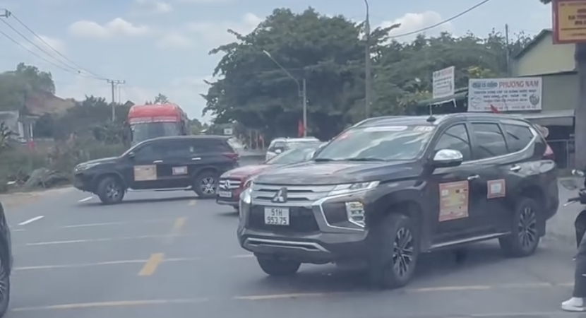 Hai chiếc xe chặn đường