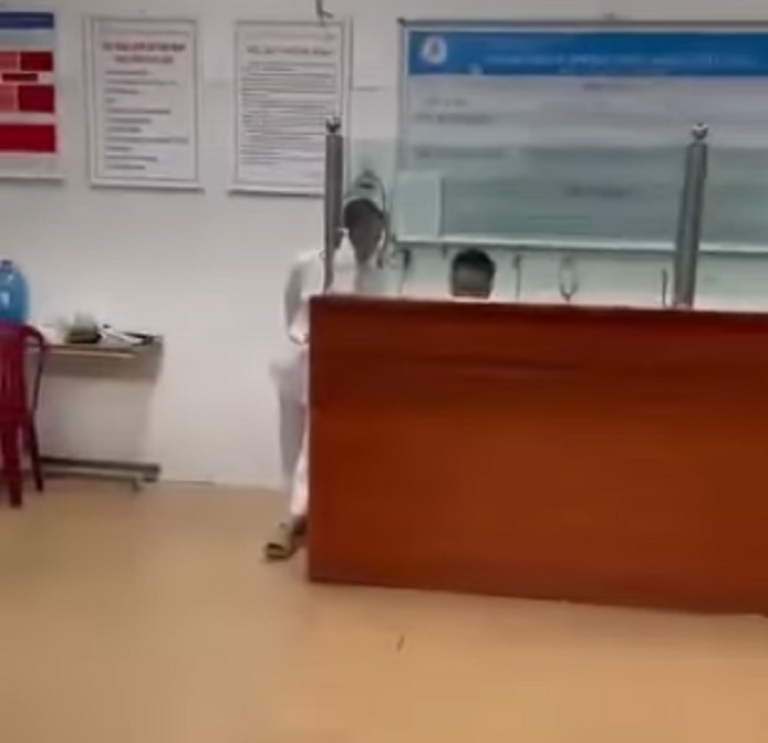 Hành vi từ chối cấp cứu cho bệnh nhân gây hậu quả nghiêm trọng có thể cấu thành những tội gì?