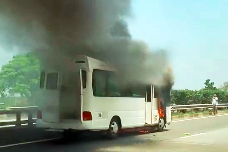 Xe tang bất ngờ bốc cháy trên cao tốc Nội Bài - Lào Cai Xe tang bất ngờ bốc cháy trên cao tốc Nội Bài - Lào Cai