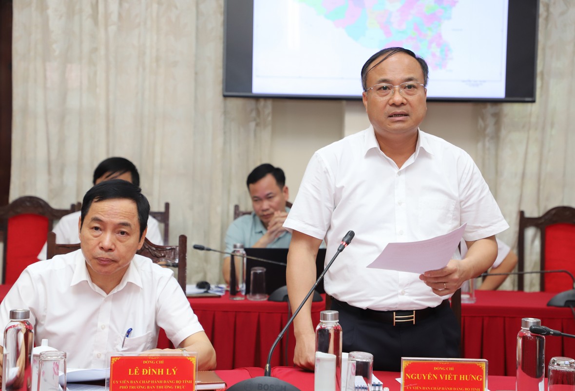 Giám đốc Sở Nội vụ Nghệ An Nguyễn Viết Hưng báo cáo tiến độ thực hiện Đề án sắp xếp ĐVHC cấp xã.