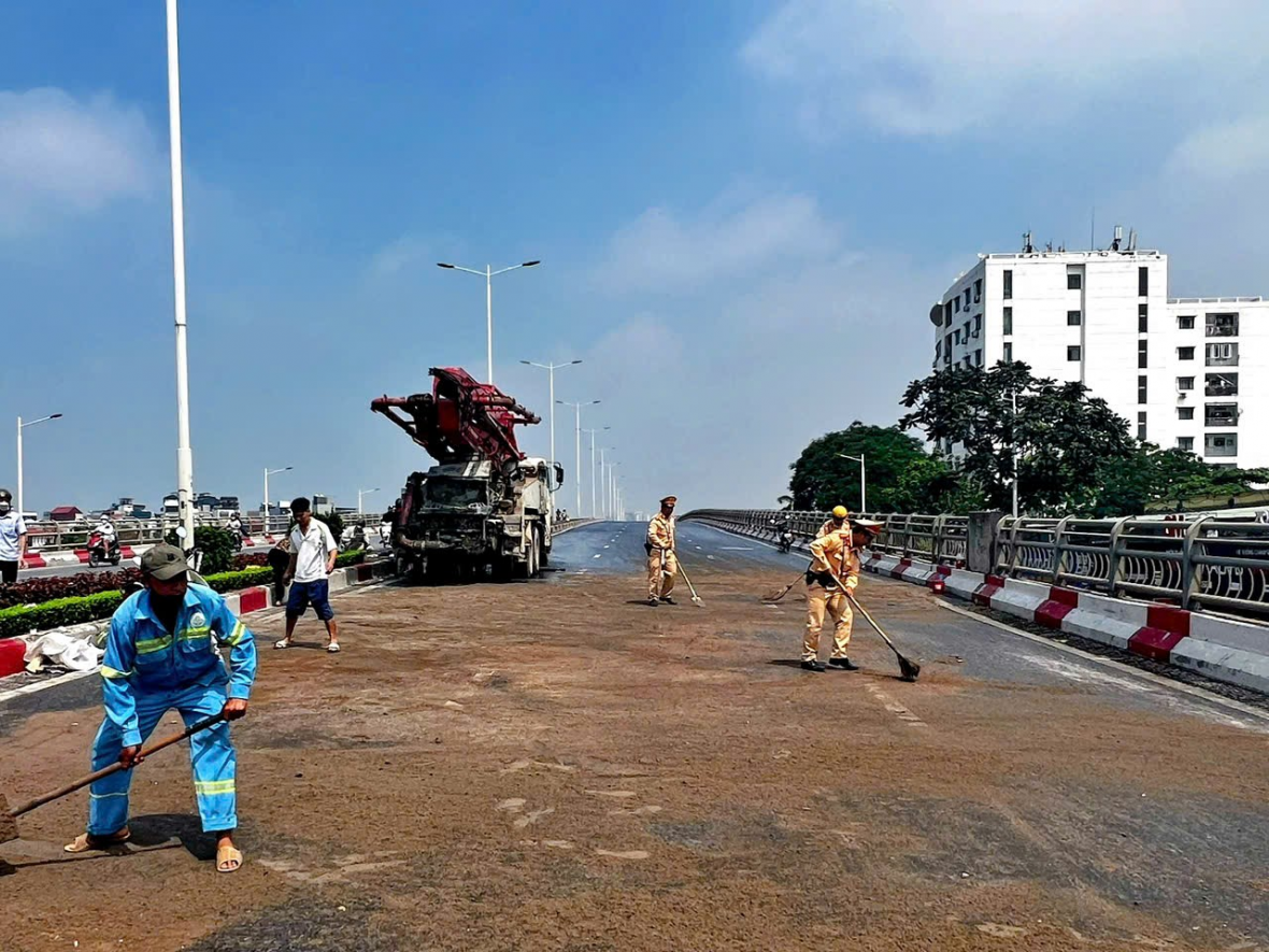 Cảnh sát đã huy động một lượng lớn cát khô để phủ lên vết dầu.