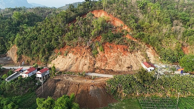 Tạm thời thông đường tỉnh 258 đi Hồ Ba Bể sau nhiều ngày ách tắc do sạt trượt