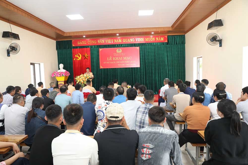 Công an tỉnh Sơn La tổ chức Khai mạc kỳ sát hạch, cấp Giấy phép lái xe lần đầu tiên kể từ khi tiếp nhận nhiệm vụ này từ Sở Giao thông vận tải vào tháng 3/2025. Ảnh: Công an tỉnh Sơn La