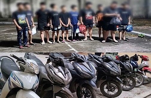 Nhóm đối tượng cùng tang vật bị cơ quan Công an bắt giữ.