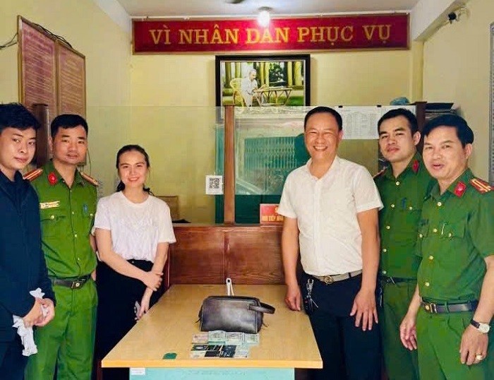 Công an phường Phương Lâm trao trả lại số tài sản lớn cùng giấy tờ quan trọng cho anh Nguyễn Thanh Bách (Ảnh: Công an Hòa Bình).