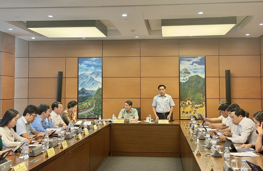 Các đại biểu Quốc hội thảo luận tại tổ 5 - Ảnh: VGP Các đại biểu Quốc hội thảo luận tại tổ 5 - Ảnh: VGP