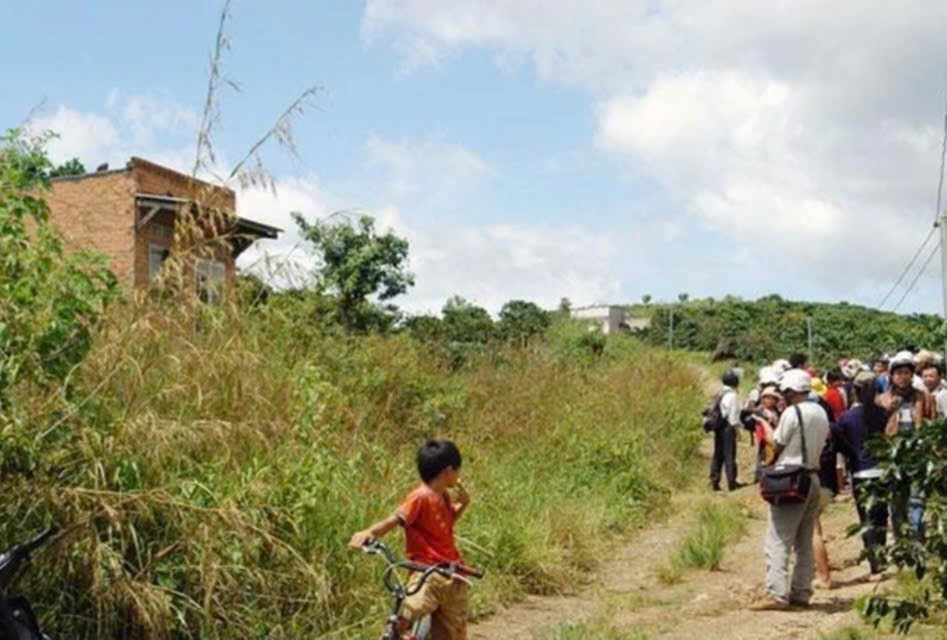 Lâm Đồng: Phát hiện hai bố con tử vong trong nhà có nhiều vật dụng bị cháy