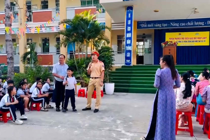 Phòng Cảnh sát giao thông Công an tỉnh Bình Dương tiếp tục đẩy mạnh tuyên truyền An toàn giao thông và phòng chống đuối nước cho các em học sinh trong mùa mưa bão.