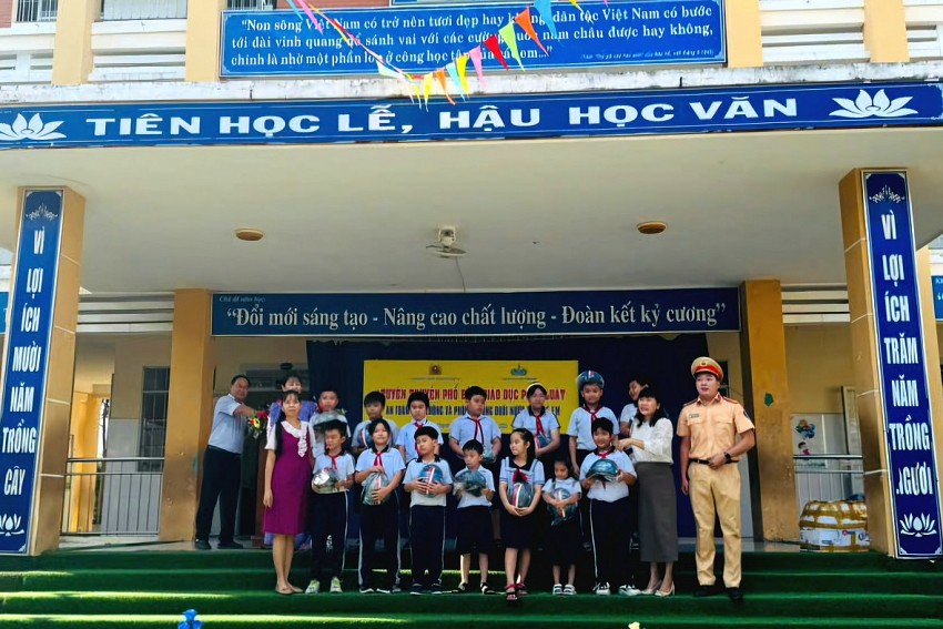 Tặng nón bảo hiểm cho các em học sinh trường Tiểu học Chánh Mỹ (TP Thủ Dầu Một).