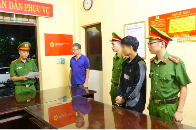 Cơ quan công an đọc lệnh giữ người trong trường hợp khẩn cấp đối với N.V.T. (Ảnh: Công an tỉnh Nam Định).