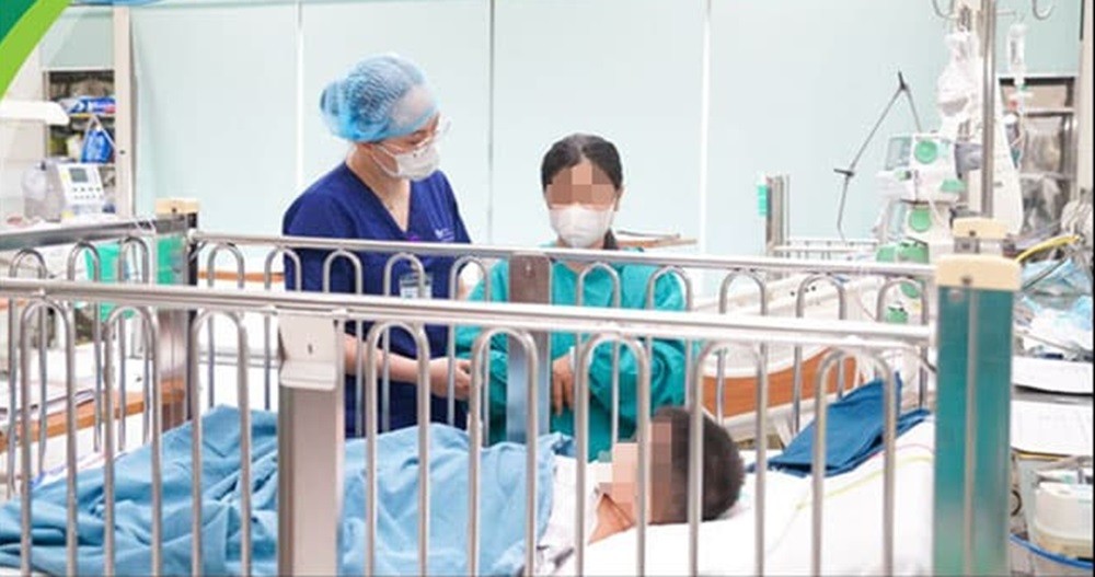 Bệnh nhi M.T.A hiện hoàn toàn tỉnh táo, sức khỏe ổn định. Ảnh: Bệnh viện Nhi Trung ương