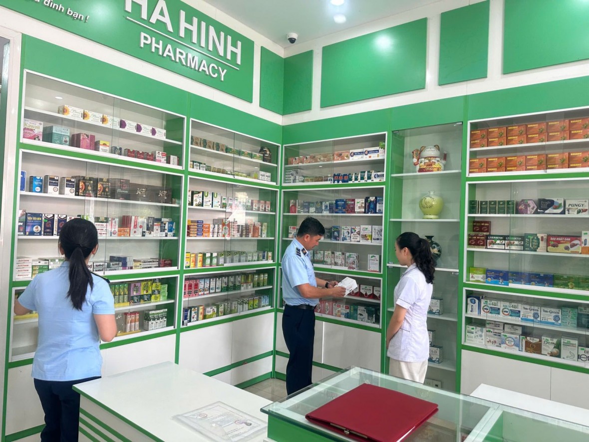 Lực lượng chức năng tuyên truyền, vận động các hộ kinh doanh không kinh doanh hàng giả, hàng kém chất lượng. (Ảnh: CATH)