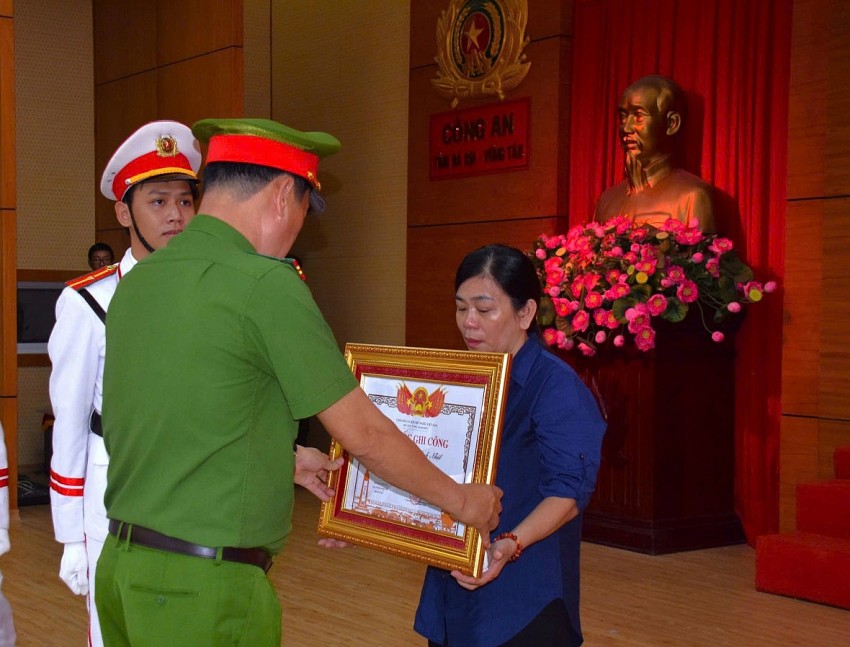 Thừa ủy quyền của Thủ tướng Chính phủ, Thượng tá Trần Thanh Hiển trao Bằng Tổ quốc ghi công cho thân nhân Liệt sĩ, Thượng sĩ Nguyễn Ngọc Minh Nhật.