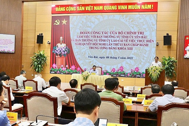 Bộ Chính trị làm việc với 2 tỉnh Lào Cai và Yên Bái về việc hợp nhất Bộ Chính trị làm việc với 2 tỉnh Lào Cai và Yên Bái về việc hợp nhất