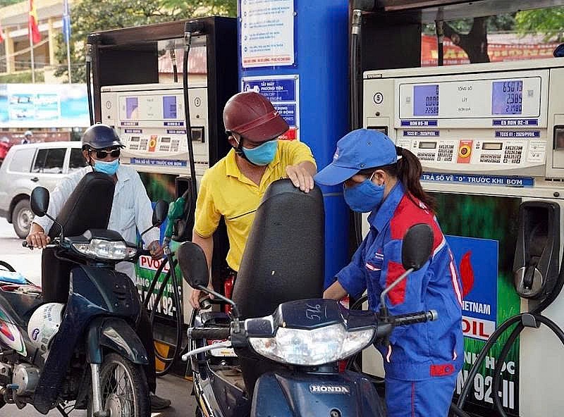 Giá xăng RON 95 về sát 19.000 đồng một lít Giá xăng RON 95 về sát 19.000 đồng một lít