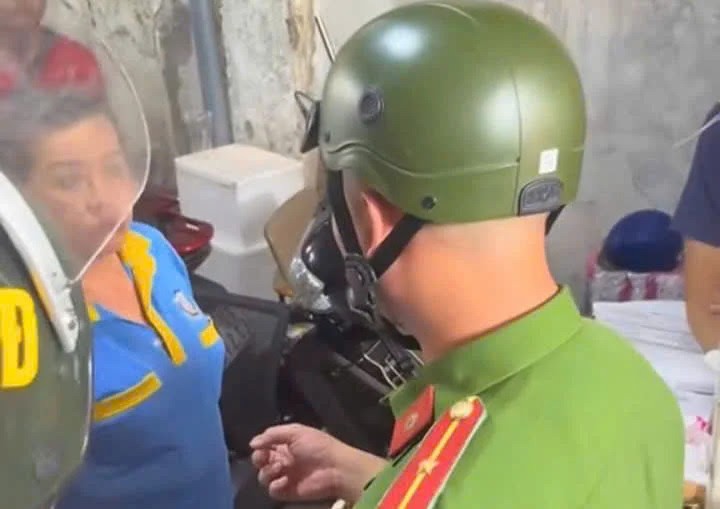 Công an phường Võ Thị Sáu (Quận 3, TPHCM), làm việc với chủ bãi giữ xe trên đường Nam Kỳ Khởi Nghĩa