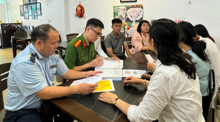 Cơ quan chức năng kiểm tra đối với cơ sở kinh doanh của ông Ngô Quyền Thế. Cơ quan chức năng kiểm tra đối với cơ sở kinh doanh của ông Ngô Quyền Thế.