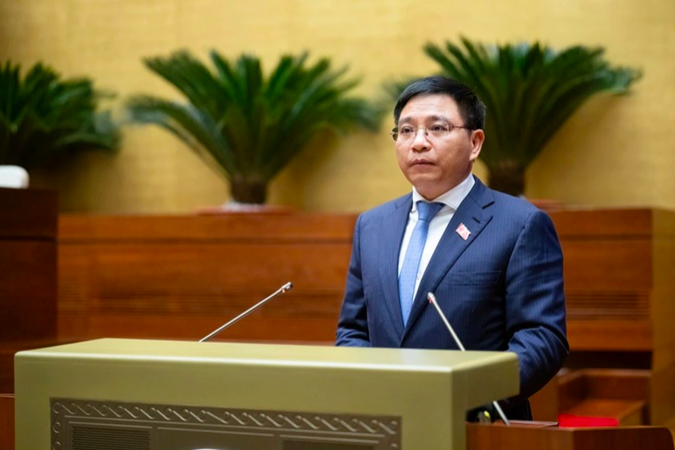 Bộ trưởng Bộ Tài chính Nguyễn Văn Thắng trình bày tờ trình (Ảnh: Phạm Thắng).