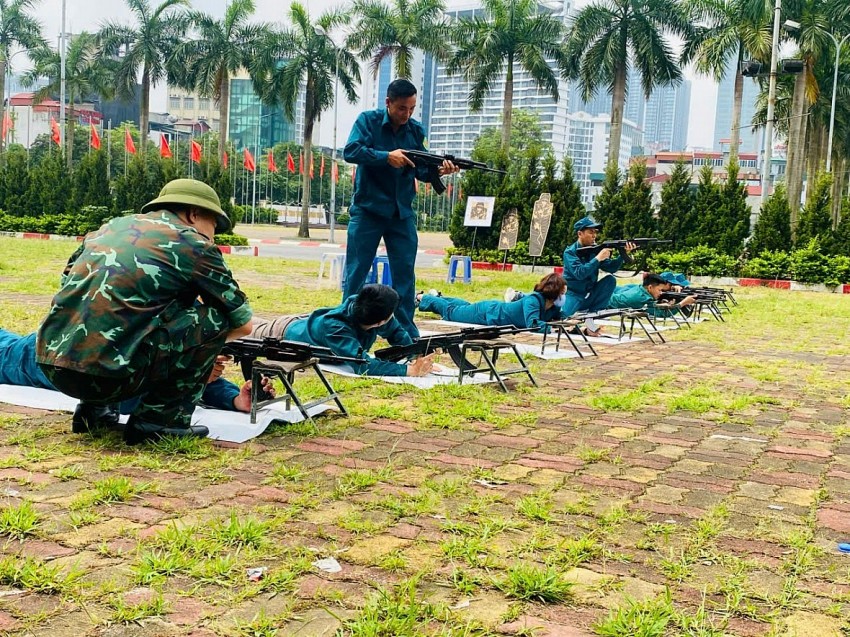 Đại diện Ban CHQS quận Ba Đình hướng dẫn tư thế ngắm bắn.