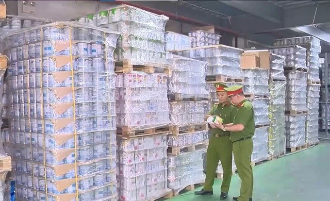 Cơ quan Công an kiểm tra kho sữa giả tại Hà Nội.