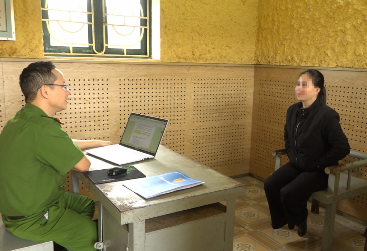 Đối tượng Lê Thị Ánh Sương khai báo tại cơ quan Công an. (Ảnh: CAQB)