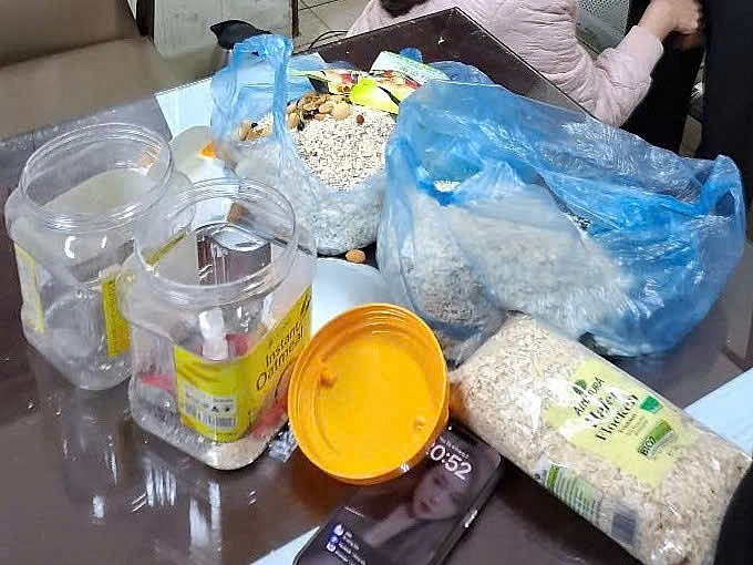 Ma túy được ngụy trang trong các hộp yến mạch. Ma túy được ngụy trang trong các hộp yến mạch.