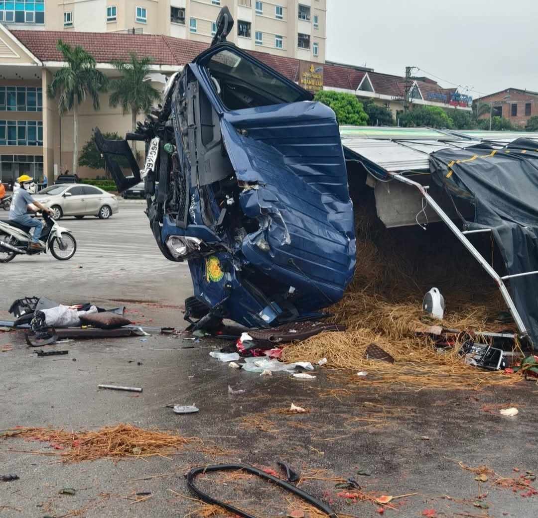 Vụ tại nạn khiến tài xế bị thương nặng, dưa hấu bị hất tung ra đường.