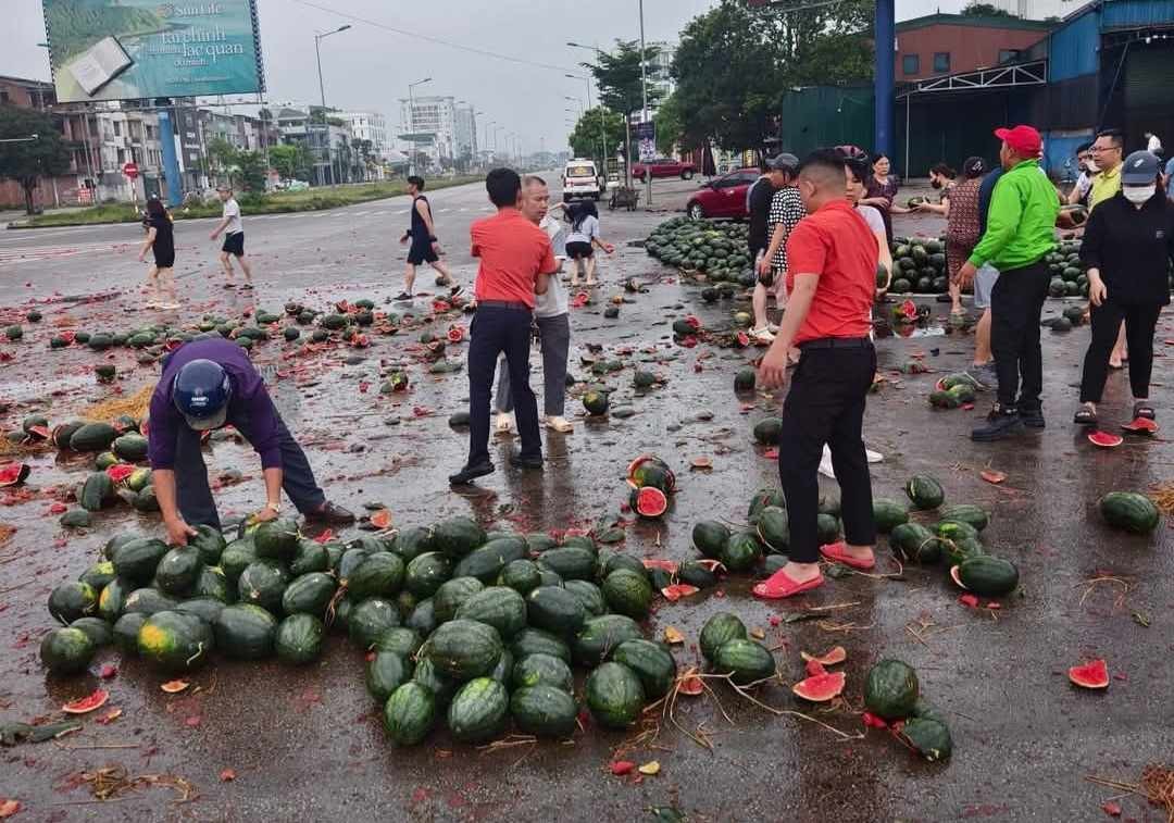 Người dân thu gom dưa hấu giúp nạn nhân.
