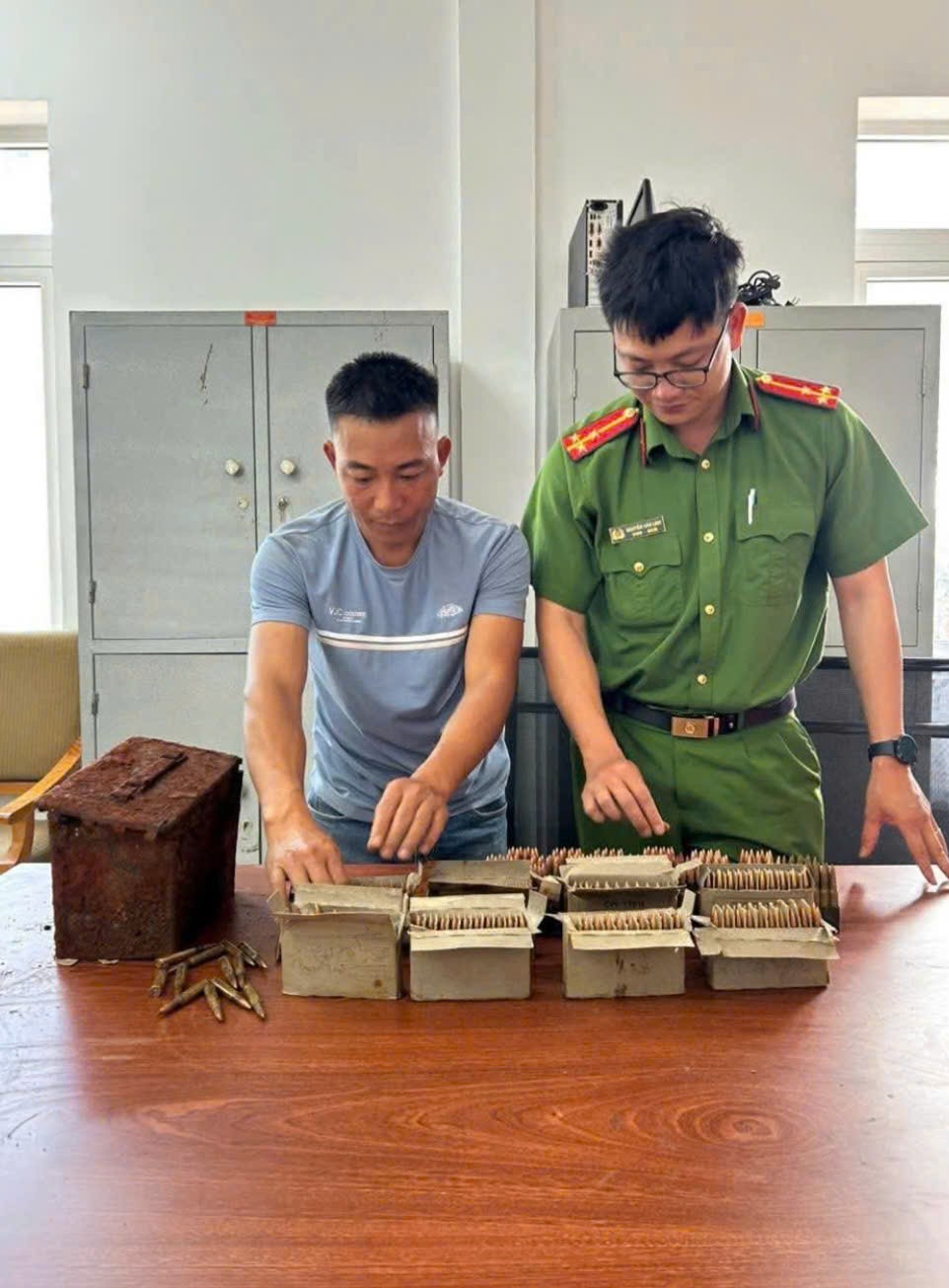 Lâm Đồng: Một người dân đào được 300 viên đạn, giao nộp cho cơ quan công an