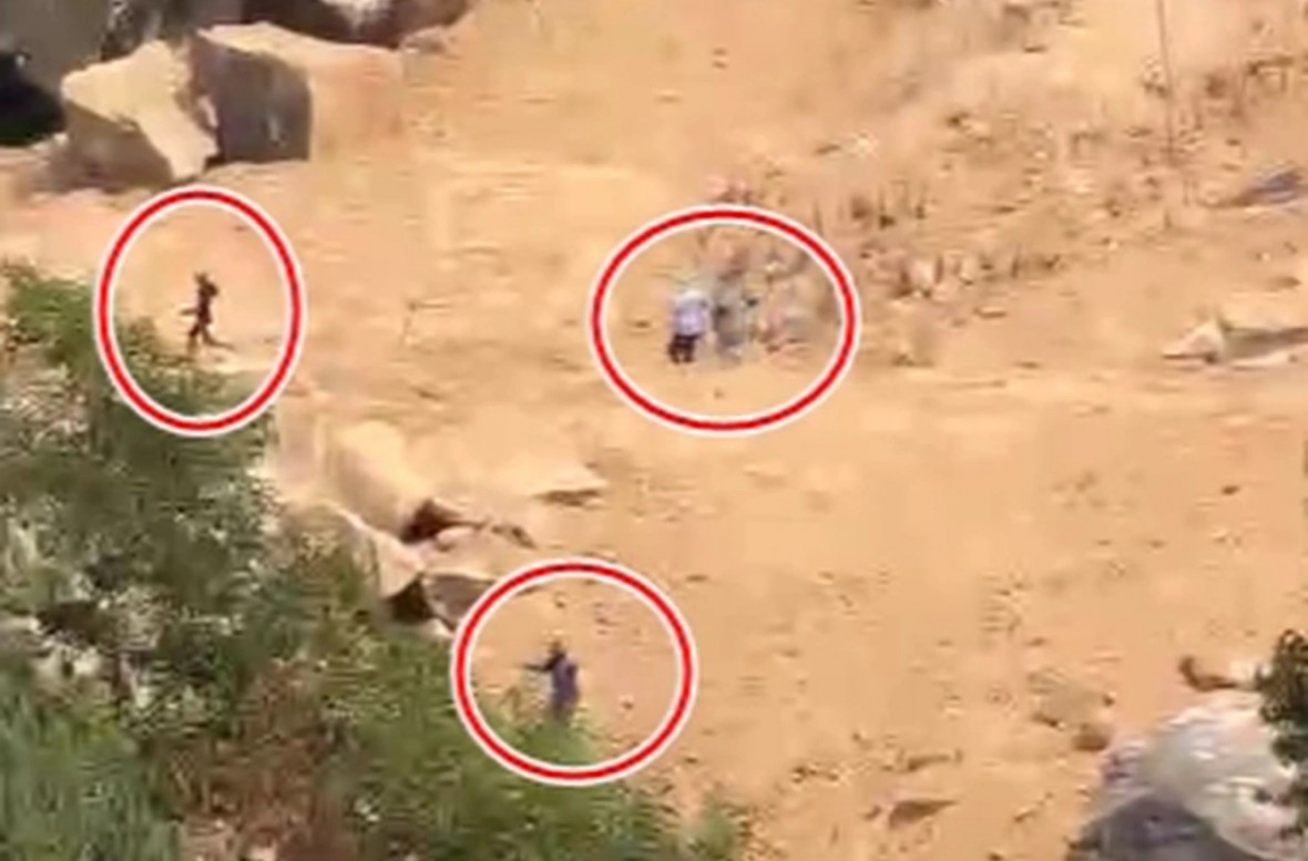 Nghe tiếng súng các đối tượng khai thác đá trái phép trên núi Hòn Chà tháo chạy vào rừng Nghe tiếng súng các đối tượng khai thác đá trái phép trên núi Hòn Chà tháo chạy vào rừng