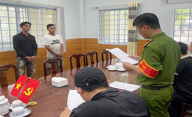 Cơ quan CSĐT Công an tỉnh Kiên Giang tống đạt quyết định khởi tố bị can: Nguyễn Chí Tâm và Trần Vũ Luân.