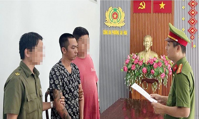 Cơ quan CSĐT Công an tỉnh Kiên Giang tống đạt quyết định khởi tố bị can đối với Nguyễn Vũ Bằng.Cơ quan CSĐT Công an tỉnh Kiên Giang tống đạt quyết định khởi tố bị can đối với Nguyễn Vũ Bằng.