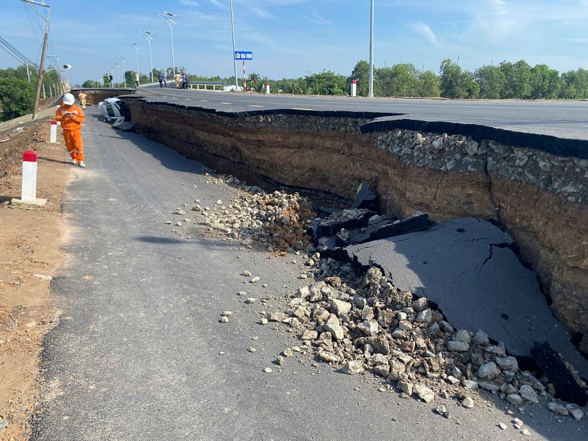 Vị trí sụt lún kéo dài khoảng 60m