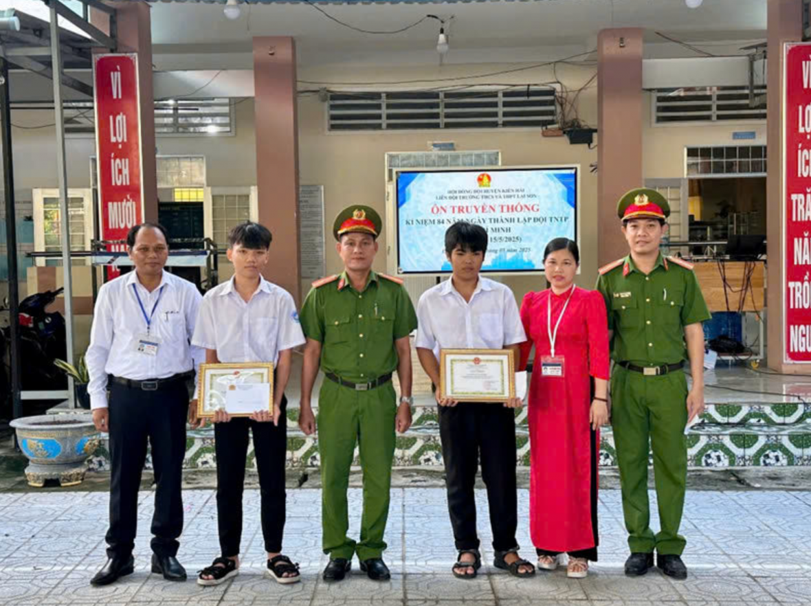 Khen thưởng 2 học sinh nhặt và trao trả ví tiền chứa gần 6 triệu đồng và 1 lắc tay vàng