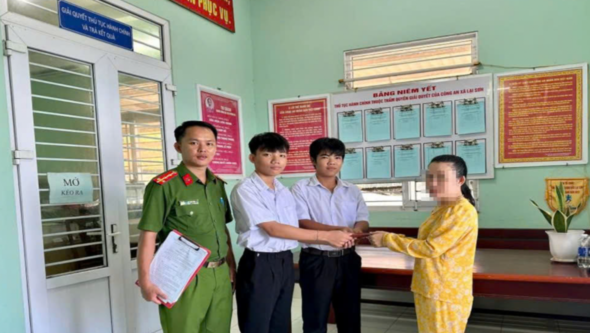 Khen thưởng 2 học sinh nhặt và trao trả ví tiền chứa gần 6 triệu đồng và 1 lắc tay vàng