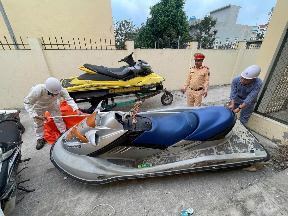 Lực lượng chức năng tạm giữ mô tô vi phạm.