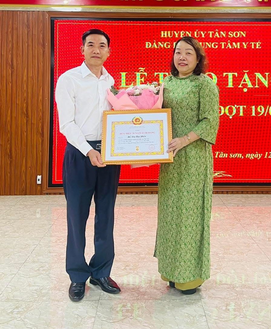 Ông Trần Khắc Thăng phát biểu, chỉ đạo và trao Huy hiệu 30 năm tuổi Đảng cho Phó Bí thư Đảng ủy, Phó Giám đốc Trung tâm Y tế huyện Tân Sơn. Ông Trần Khắc Thăng phát biểu, chỉ đạo và trao Huy hiệu 30 năm tuổi Đảng cho Phó Bí thư Đảng ủy, Phó Giám đốc Trung tâm Y tế huyện Tân Sơn.